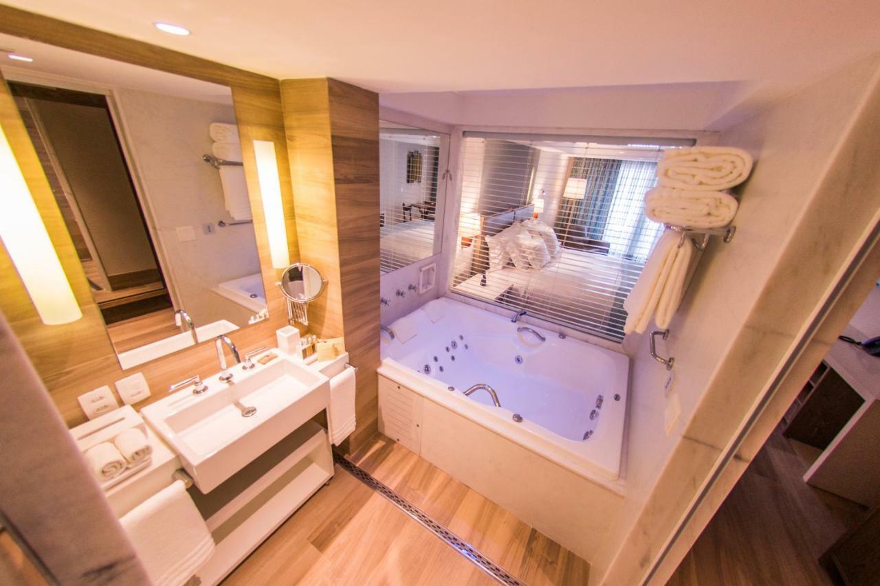 Vogal Luxury Beach Hotel & Spa Natal Exterior foto A bathroom in a hotel